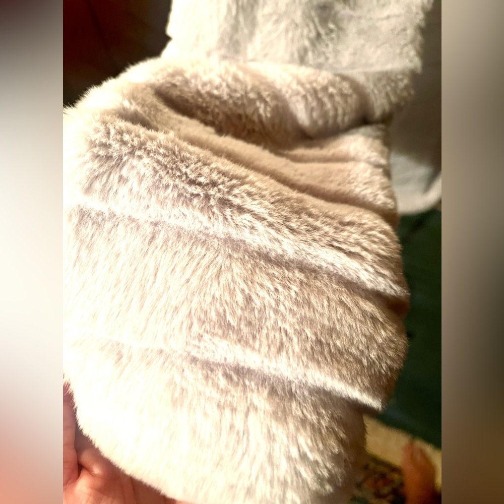 Women's Winter Collarless Faux Fur Coat light grey size Large.New with tags. - Picture 4 of 6